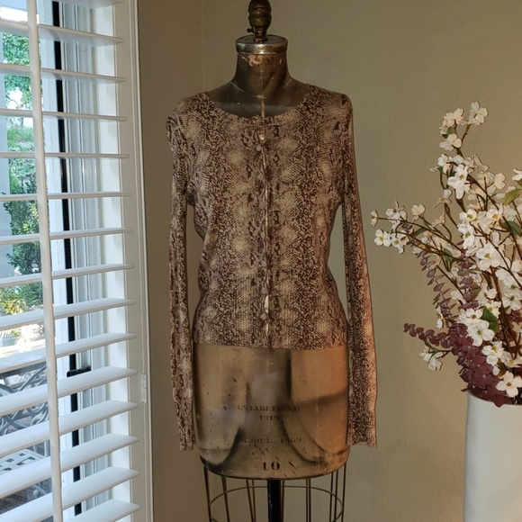 A super soft  snakeprint sweater, - Picture 2 of 4